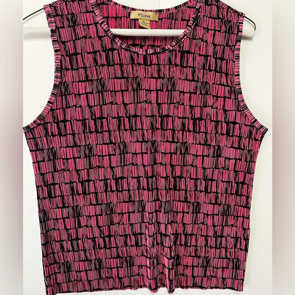 PLISSE BOLD PINK & BLACK PERMANENTLY PLEATED TEXTURE GEOMETRIC PATTERN.
SIZE XL - Picture 3 of 7